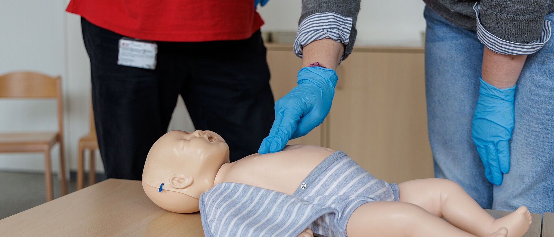 Erste Hilfe am Kind – Reanimation Baby Puppe Reanimation an Säuglingspuppe wird im Erste Hilfe am Kind Kurs geübt