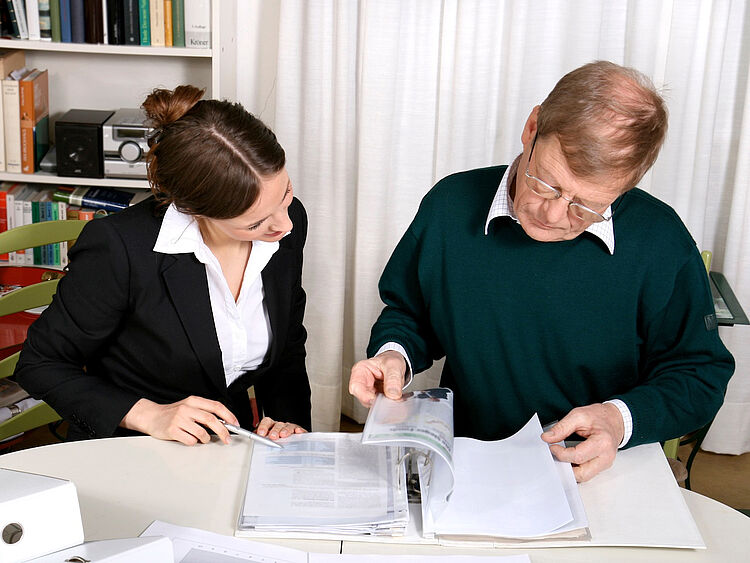 Beratung beim DRK Mittelhessen – Unterstützung in jeder Lebensphase DRK Beratungsgespräch zwischen älterem Mann und Beraterin