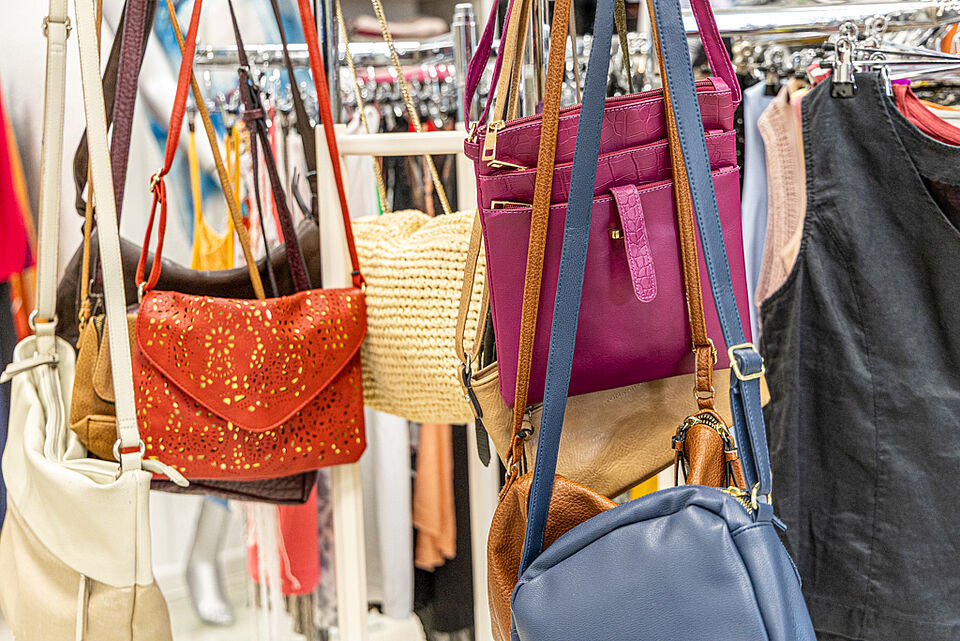 DRK Kleiderladen Marburg – Handtaschen-Auswahl Handtaschen im DRK Kleiderladen Marburg