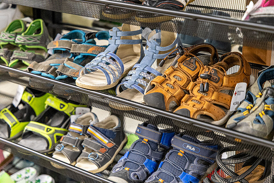 DRK Kleiderladen Stadtallendorf – Kinderschuhe Second-Hand Kindersandalen im DRK Kleiderladen Stadtallendorf