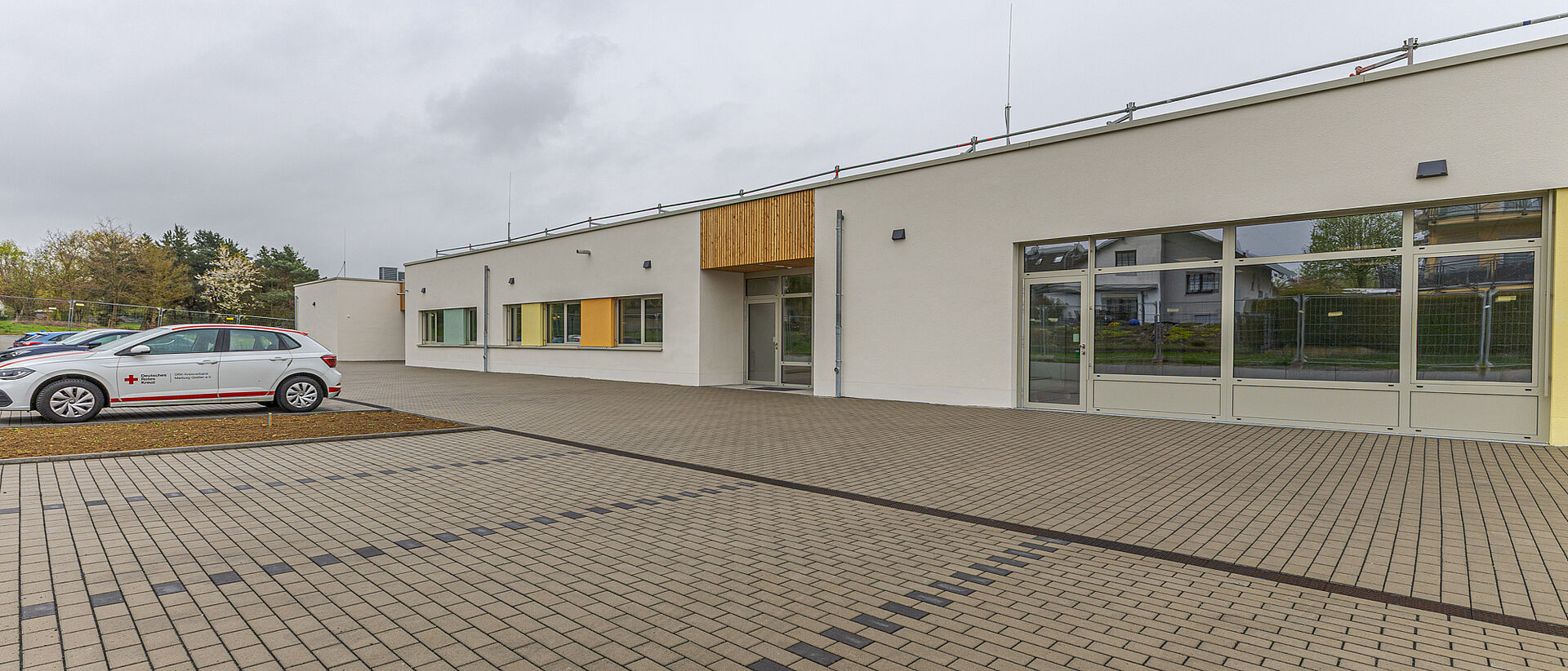 DRK Kita Pohlheim Außenansicht modernes Gebäude Außenansicht der DRK Kita in Pohlheim mit Parkplatz und Eingangsbereich