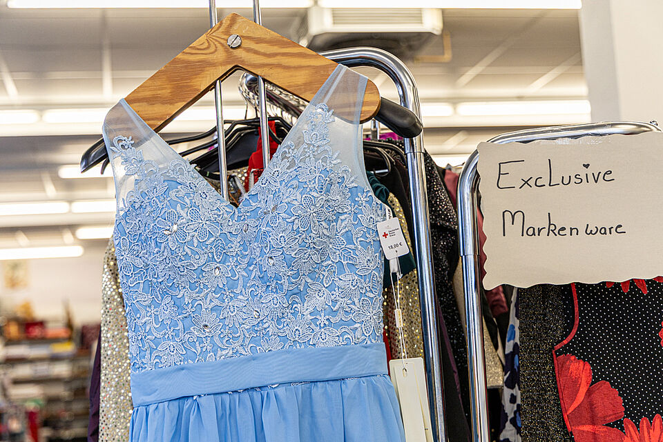 Abendkleid im DRK Kleiderladen Lollar Blaues Kleid mit Spitze im DRK Kleiderladen Lollar