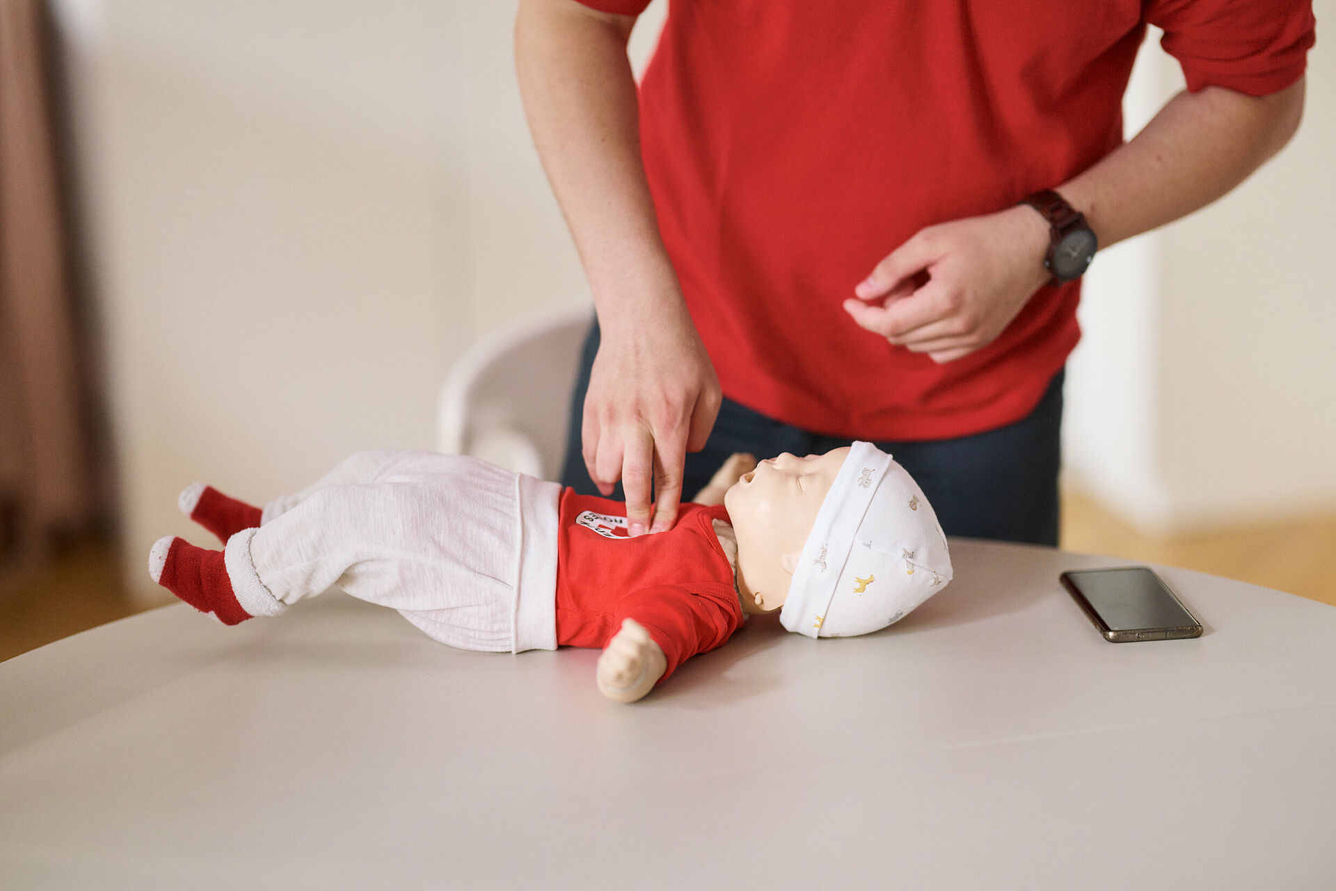 Erste Hilfe am Säugling – Wiederbelebung lernen beim DRK Mittelhessen Demonstration der Wiederbelebung eines Säuglings an einer Übungspuppe