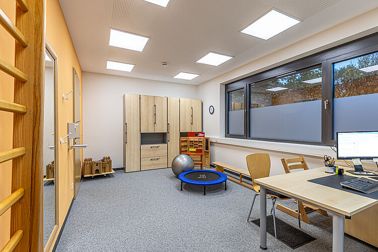 Therapie- und Trainingsraum in der DRK Ergotherapie Stadtallendorf Ergotherapieraum mit Sportgeräten und Arbeitsplatz