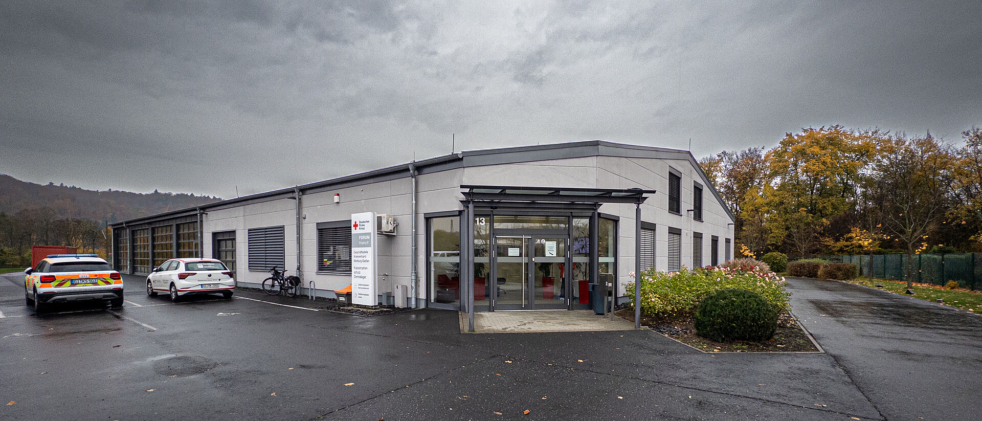 DRK Bildungszentrum Marburg – Erste-Hilfe-Kurse und Simulationstraining Bildungszentrum des Deutschen Roten Kreuzes in Marburg mit grünem Hauptgebäude und rotem Kreuz