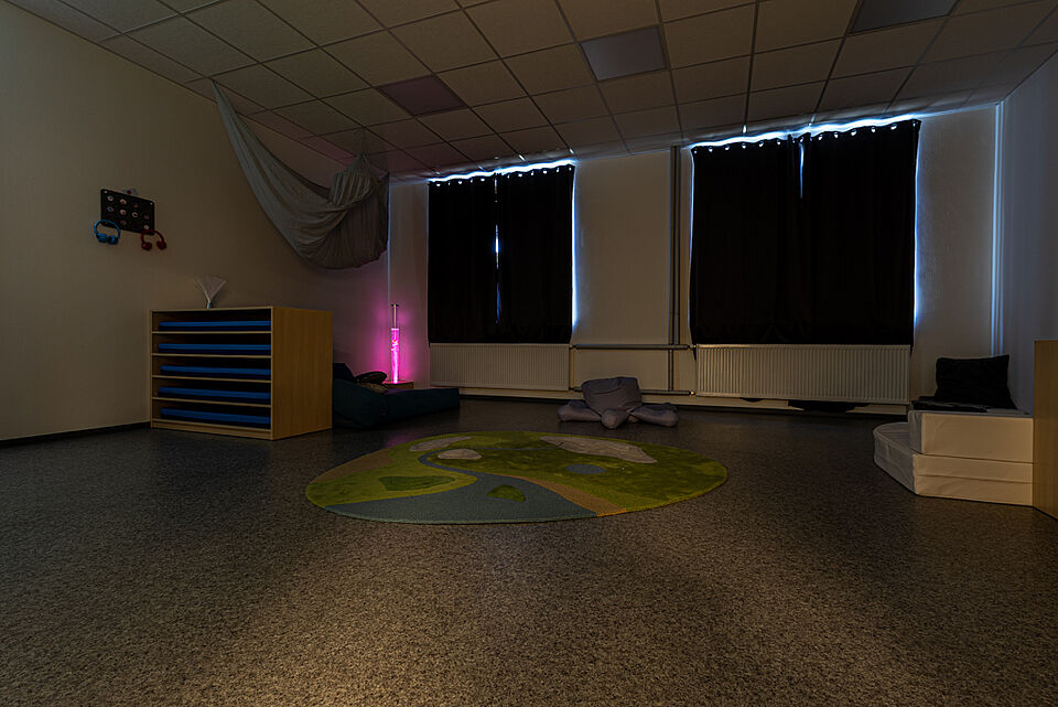 Ruheraum der DRK-Kita „Henrys Märchenwelt“ Abgedunkelter Ruheraum mit Teppich, Kissen und sanfter Beleuchtung in der DRK-Kita Heuchelheim