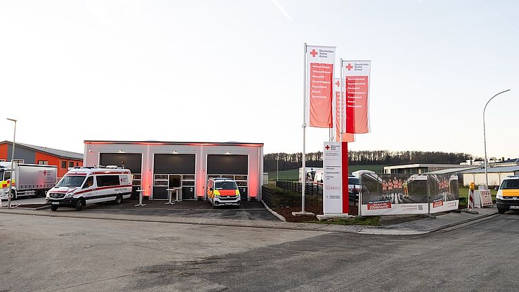DRK Kursstandort Lich – Erste-Hilfe-Ausbildung im modernen Schulungszentrum DRK-Gebäude in Lich mit Einsatzfahrzeugen und Fahnen des Deutschen Roten Kreuzes
