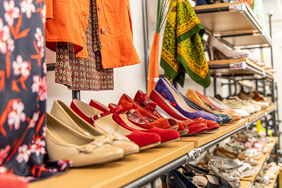 Schuhe im DRK Kleiderladen Lollar Bunte Damenschuhe im Regal des DRK Kleiderladens Lollar