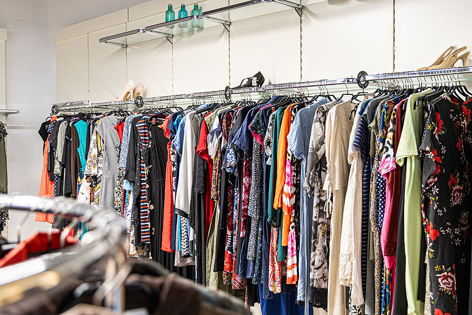 DRK Kleiderladen Stadtallendorf – Kleiderauswahl Second-Hand Damenkleider auf Kleiderstange im DRK Kleiderladen Stadtallendorf