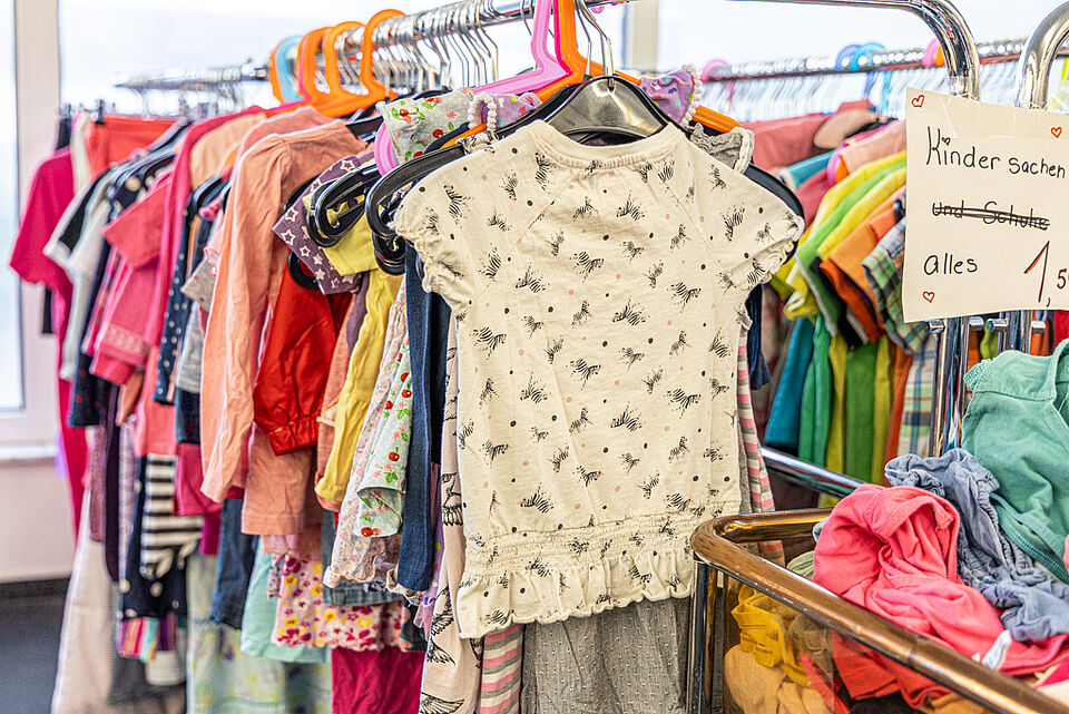 Kinderkleidung im DRK Kleiderladen Lollar Kinderkleiderstange im DRK Kleiderladen Lollar