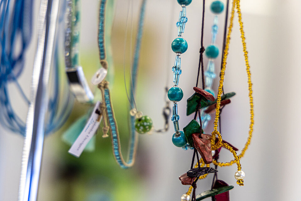 Schmuck im DRK Kleiderladen Lollar Bunte Halsketten im DRK Kleiderladen Lollar