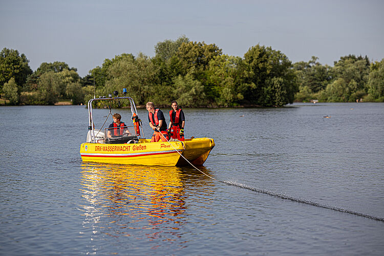 DRK Wasserwacht Gießen – Teamarbeit auf dem Rettungsboot DRK Wasserwacht Gießen zieht bei einer Übung ein Seil über den See