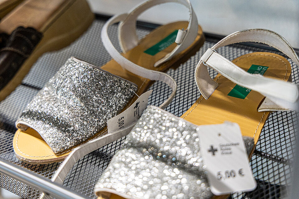 DRK Kleiderladen Stadtallendorf – Damenschuhe Second-Hand Silberne Glitzersandalen im DRK Kleiderladen Stadtallendorf