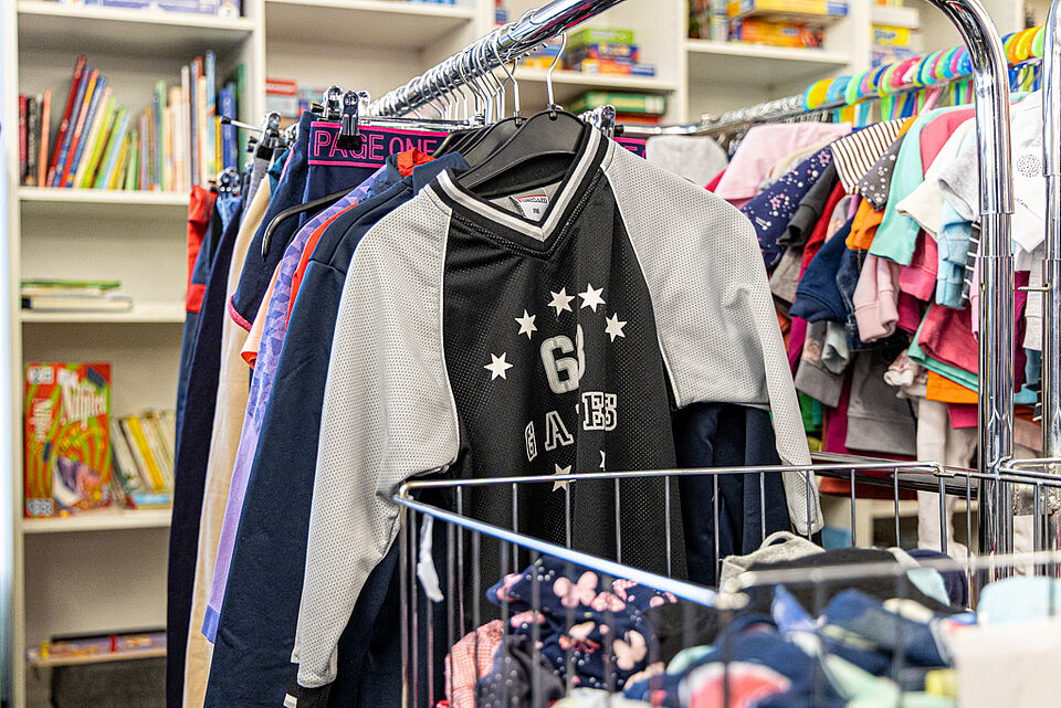 Sportkleidung im DRK Kleiderladen Lollar Schwarzes Sportshirt im DRK Kleiderladen Lollar