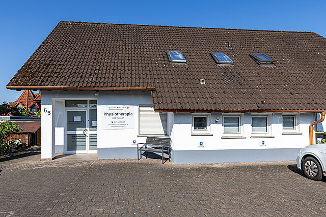 DRK Physiotherapiepraxis in Pohlheim Eingangsbereich der DRK Physiotherapiepraxis in Pohlheim mit DRK-Fahrzeugen und Praxis-Schild