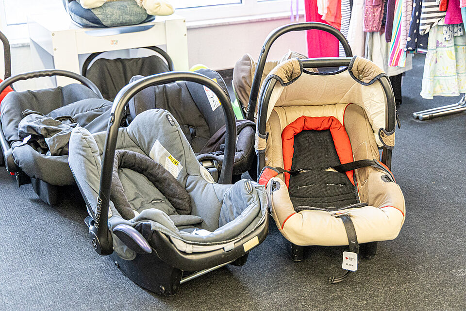 Kindersitze im DRK Kleiderladen Lollar Babyschalen im DRK Kleiderladen Lollar