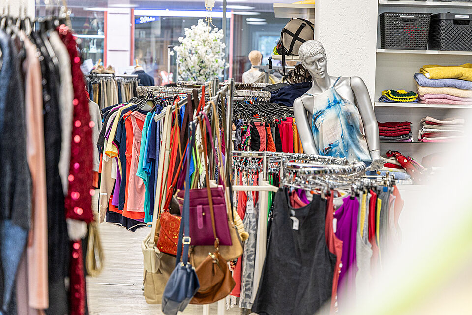 DRK Kleiderladen Marburg – Bunte Modevielfalt Schaufensterpuppe und Kleiderständer im DRK Kleiderladen Marburg