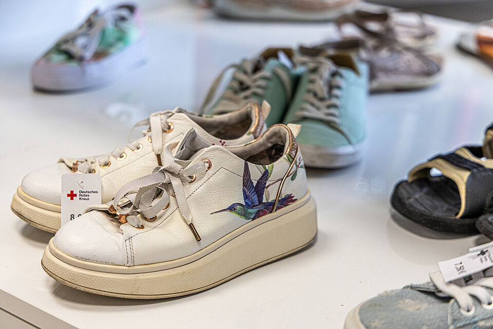DRK Kleiderladen Marburg – Sneaker Second-Hand Sneaker mit Vogelmotiv im DRK Kleiderladen Marburg