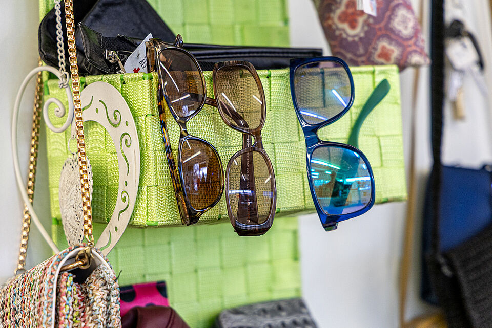 Sonnenbrillen im DRK Kleiderladen Lollar Verschiedene Sonnenbrillen im DRK Kleiderladen Lollar