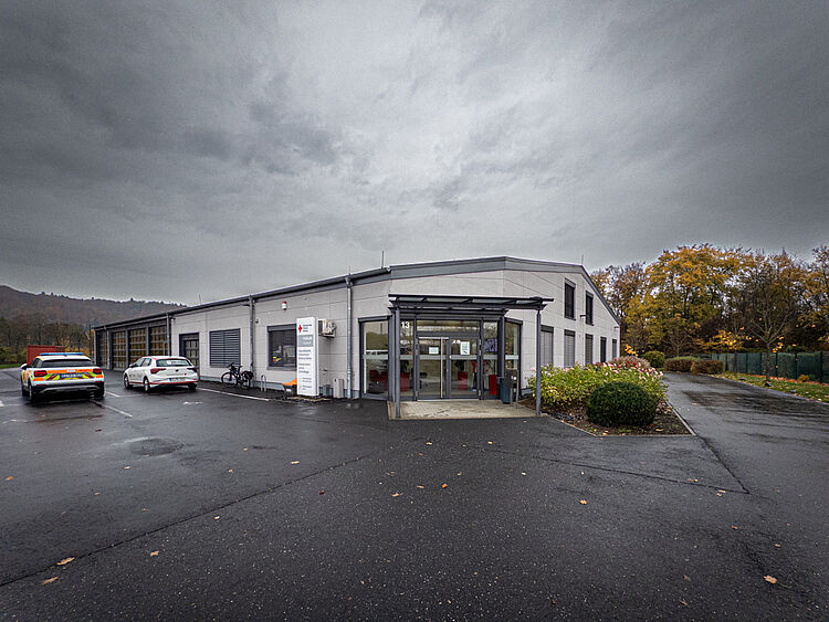 DRK Bildungszentrum Marburg – Erste-Hilfe-Kurse und Simulationstraining Bildungszentrum des Deutschen Roten Kreuzes in Marburg mit grünem Hauptgebäude und rotem Kreuz