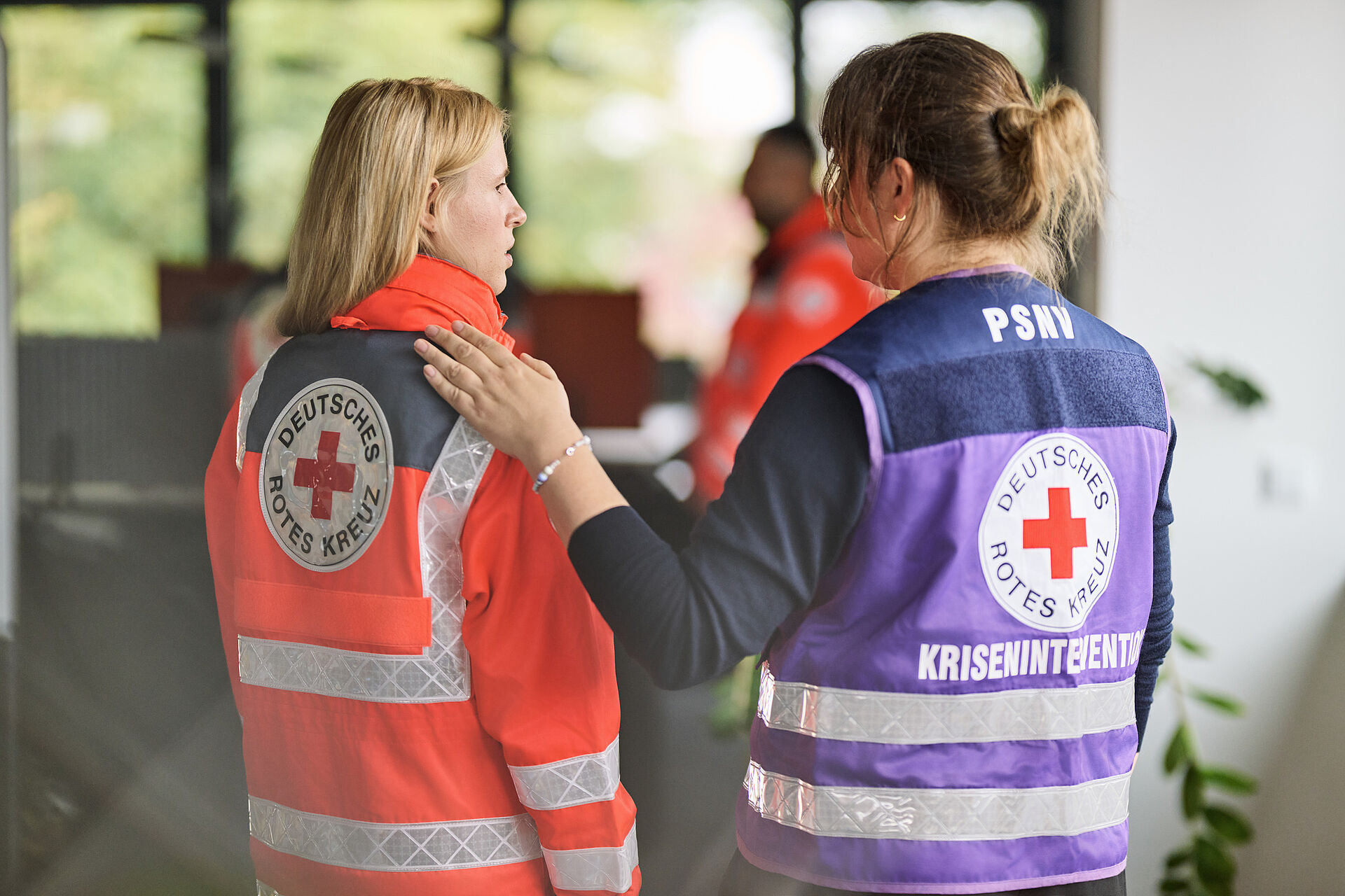 DRK Mittelhessen – PSNV: Hilfe für Helfende nach belastenden Einsätzen PSNV-Helferin des DRK spricht mit einer Einsatzkraft und bietet Unterstützung an