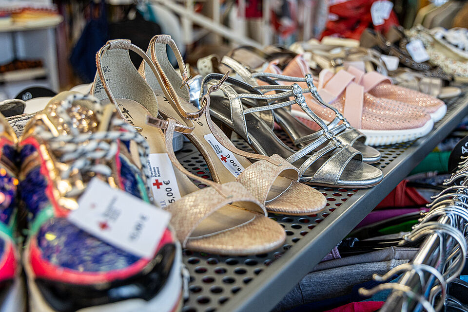 Schuhe in großer Auswahl im DRK Kleiderladen Gießen Regal mit High Heels, Sandalen und Sneakern im DRK Kleiderladen
