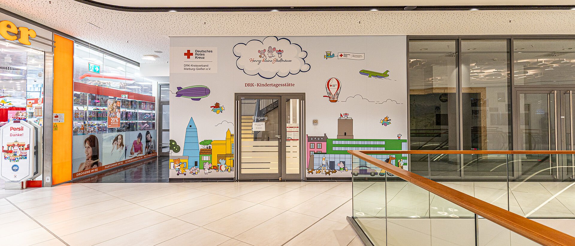 Eingang der DRK-Kita Gießen City „Die Stadtmäuse“ im Neustädter Tor Eingang zur DRK-Kita Gießen City im Einkaufszentrum Neustädter Tor