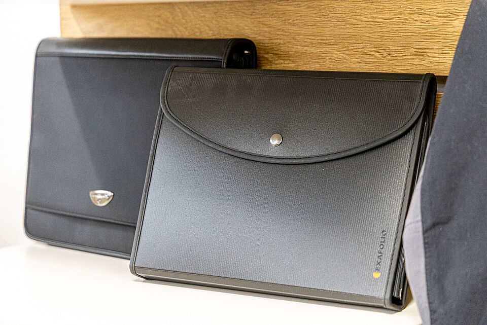 DRK Kleiderladen Marburg – Taschen & Aktenmappen Schwarze Aktenmappen im DRK Kleiderladen Marburg