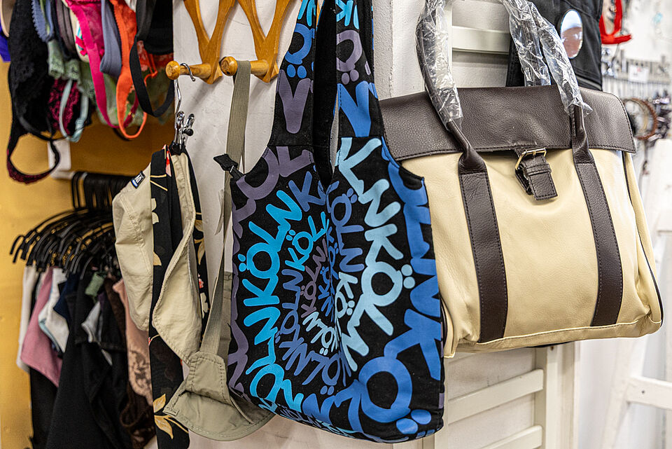 Taschen und Accessoires im DRK Kleiderladen Gießen Verschiedene Handtaschen und Stoffbeutel im DRK Kleiderladen Gießen
