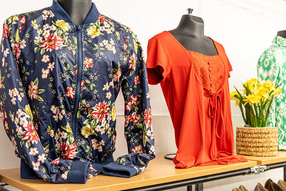 Damenmode im DRK Kleiderladen Lollar Bunte Oberteile auf Schaufensterpuppen im DRK Kleiderladen Lollar