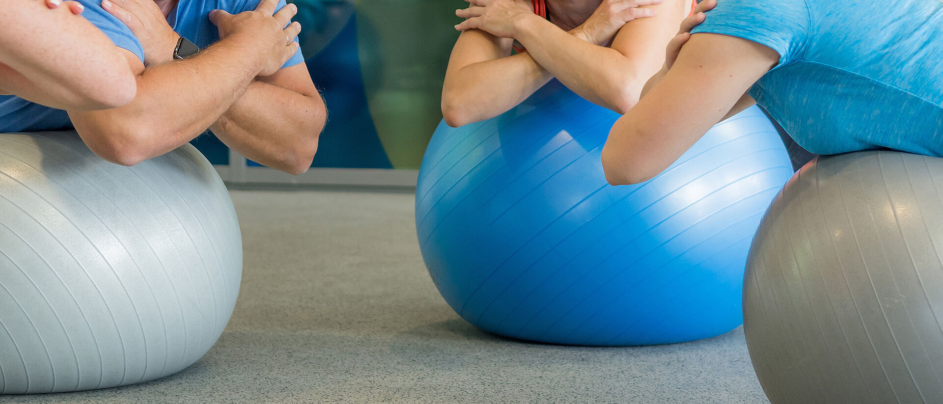 Wirbelsäulengymnastik und Training mit Gymnastikball beim DRK in Mittelhessen Teilnehmende beim Wirbelsäulentraining auf Gymnastikbällen in der DRK-Therapiepraxis