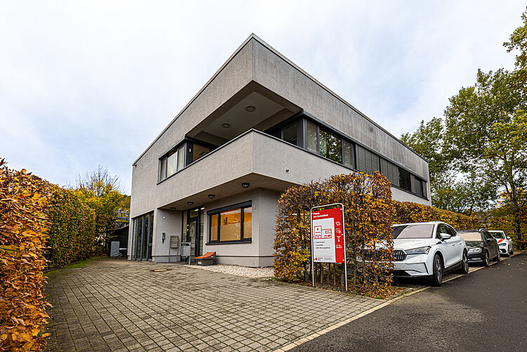Außenansicht der DRK Ergotherapiepraxis Stadtallendorf Modernes Praxisgebäude der DRK Ergotherapie Stadtallendorf