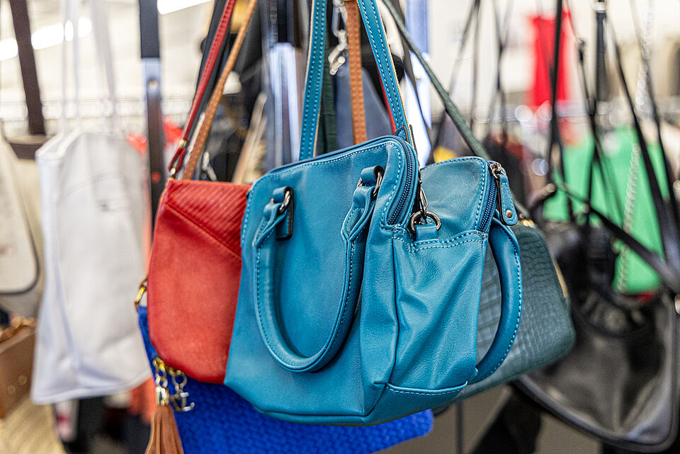 Handtaschen im DRK Kleiderladen Lollar Bunte Handtaschen im DRK Kleiderladen Lollar