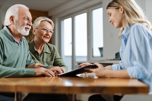 Seniorenberatung im Landkreis Gießen & Marburg Älteres Paar bei persönlicher Beratungsgespräch mit Fachberaterin