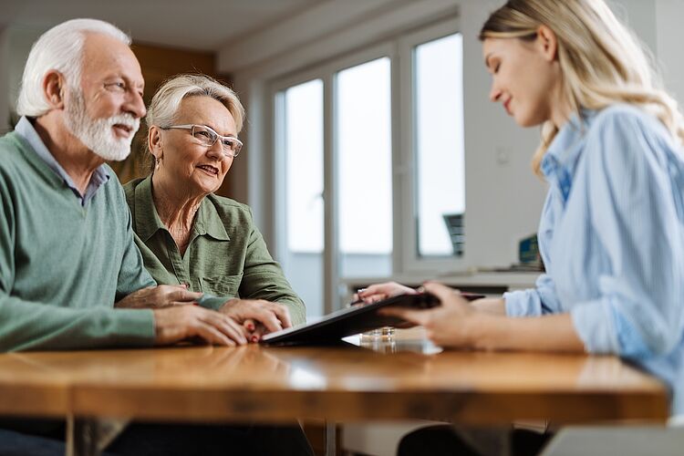 Seniorenberatung im Landkreis Gießen & Marburg Älteres Paar bei persönlicher Beratungsgespräch mit Fachberaterin