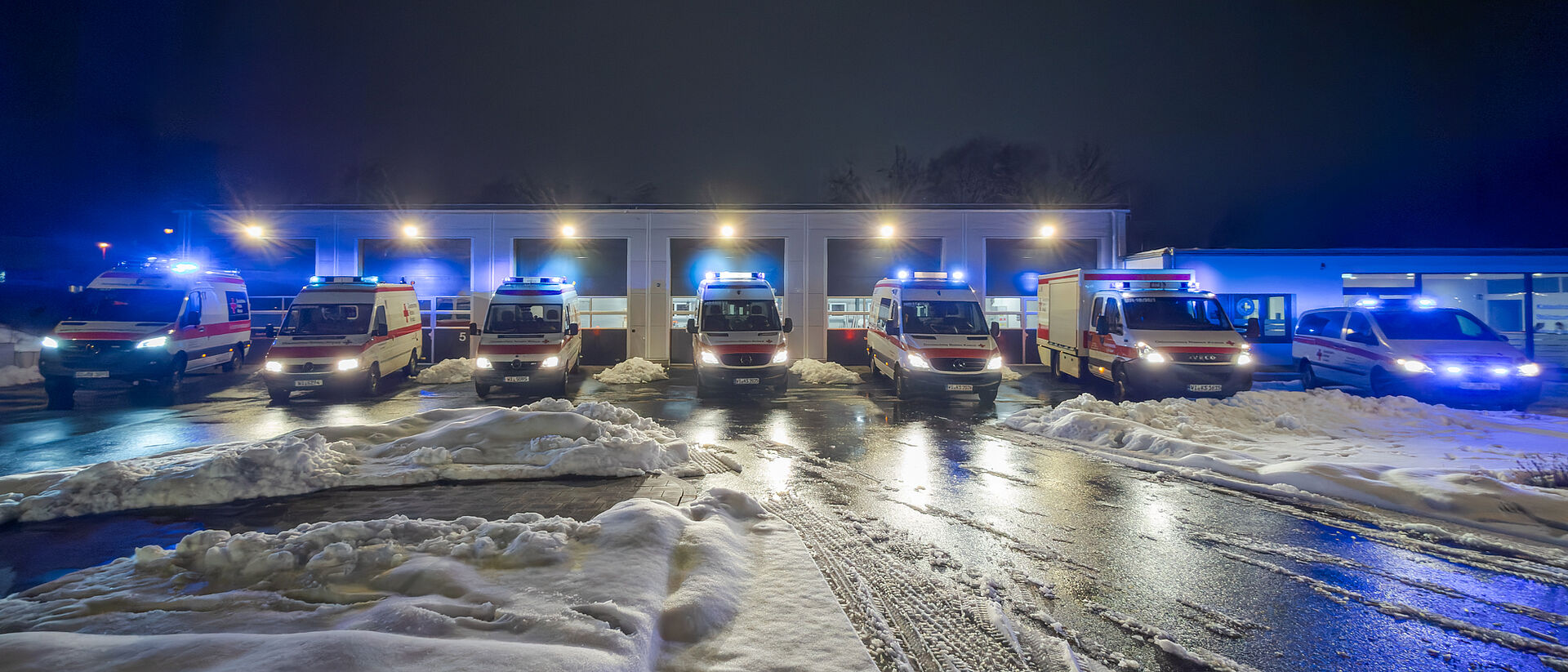 DRK Bereitschaft Stadtallendorf Einsatzfahrzeuge Einsatzfahrzeuge der DRK Bereitschaft Stadtallendorf bei Nacht