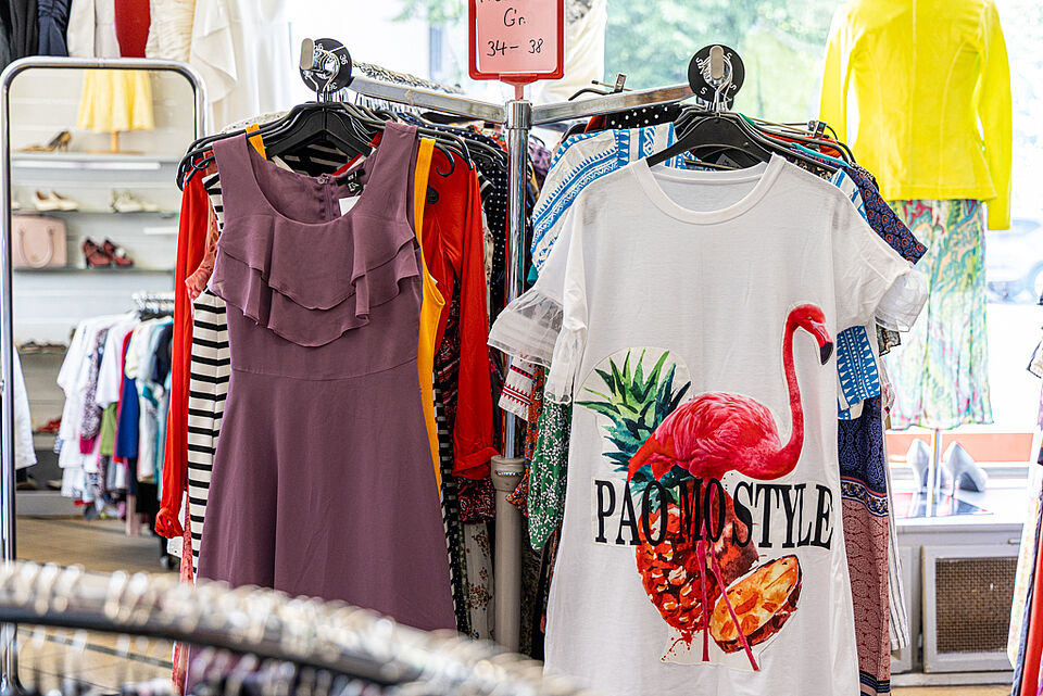 Damenmode im DRK Kleiderladen Gießen Sommerkleider im DRK Kleiderladen Gießen