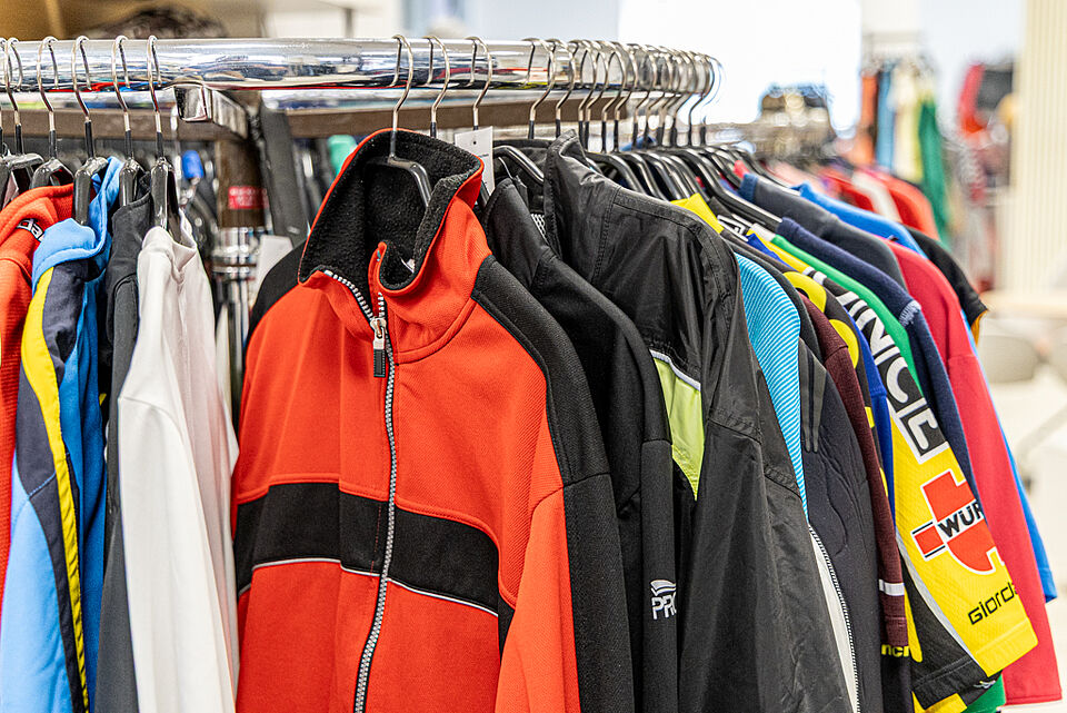 DRK Kleiderladen Marburg – Sport- und Freizeitmode Sportjacken auf Kleiderstange im DRK Kleiderladen Marburg