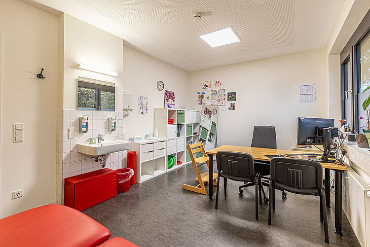 Kinderfreundlicher Therapieraum der DRK Ergotherapie Raum für Kindertherapie mit Spielmaterialien in der DRK Ergotherapie Stadtallendorf