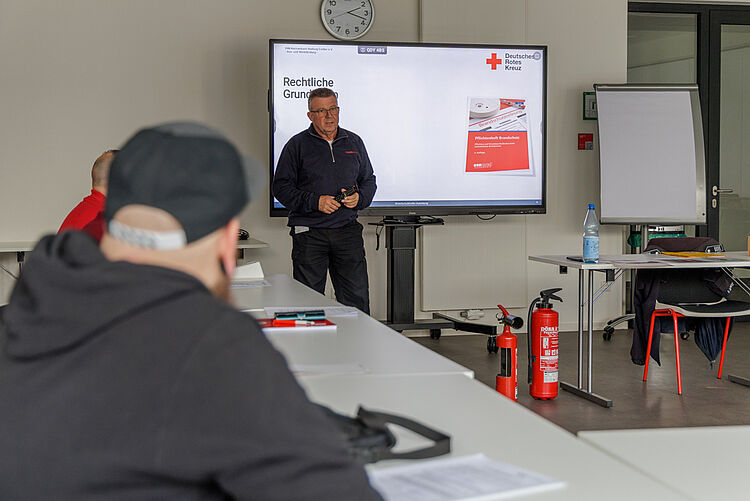 Brandschutzhelfer Ausbildung Theorie DRK Mittelhessen Teilnehmer sitzen im Schulungsraum während eines Brandschutzhelfer Lehrgangs beim DRK in Mittelhessen