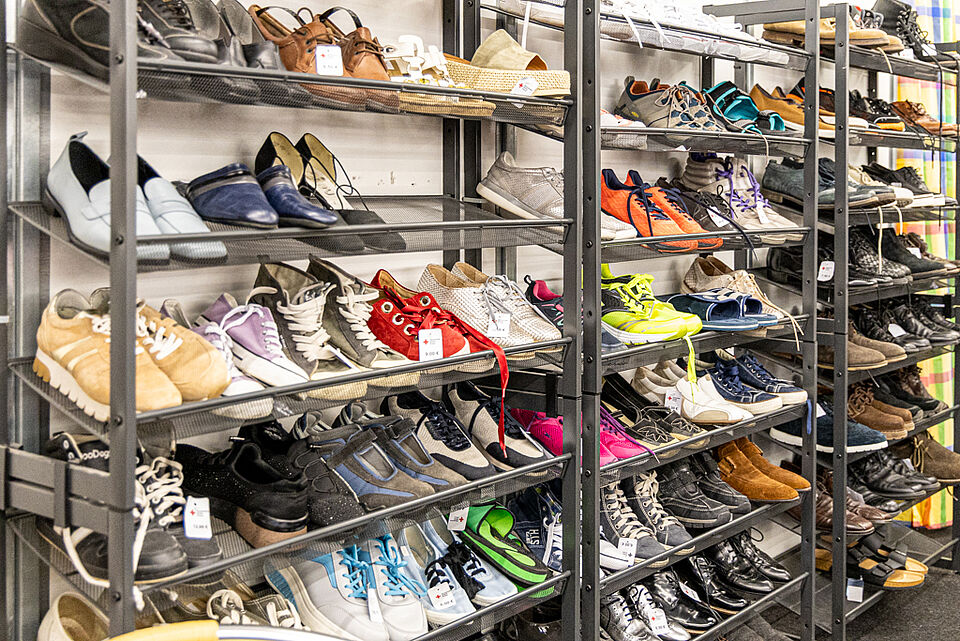 Schuhregal im DRK Kleiderladen Lollar Verschiedene Schuhe im Regal im DRK Kleiderladen Lollar