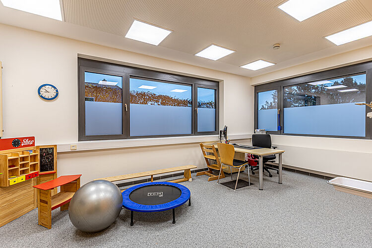 Bewegungsraum der DRK Ergotherapie Stadtallendorf Übungsraum mit Trampolin und Gymnastikball in der Ergotherapiepraxis