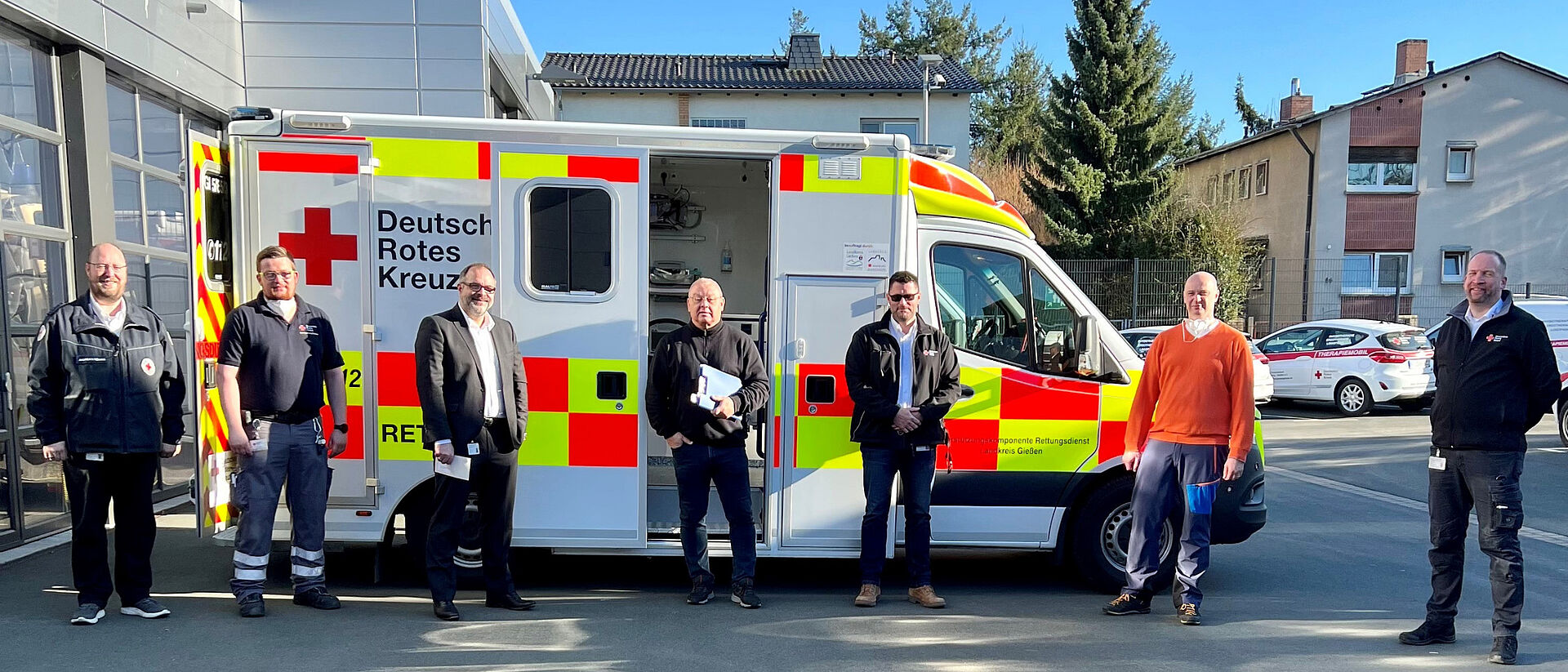 DRK Mittelhessen – Fahrzeugübergabe im Rettungsdienst Gruppenfoto bei der Übergabe eines neuen Rettungswagens des DRK Mittelhessen