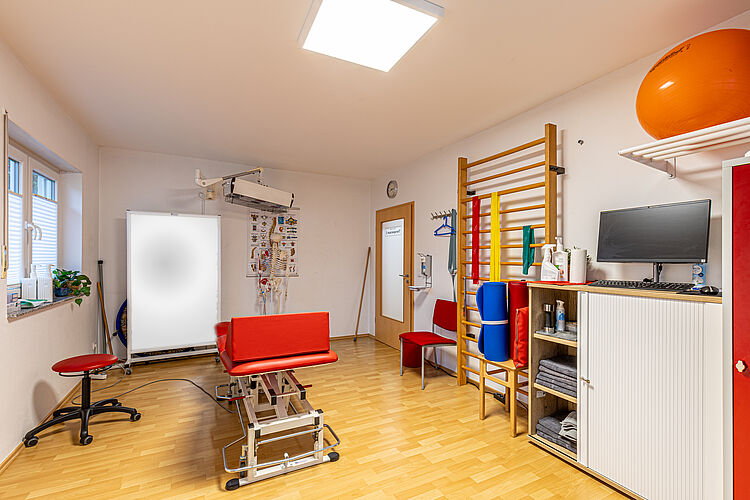 Gymnastik- und Therapieraum – DRK Therapiepraxis Alten-Buseck Gymnastikraum mit Therapieliege, Sprossenwand und Trainingsmaterial
