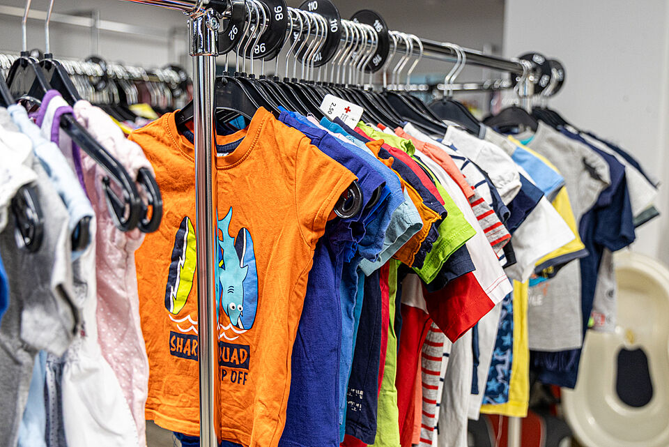DRK Kleiderladen Stadtallendorf – Kinderkleidung Second-Hand Kinder-T-Shirts auf Stange im DRK Kleiderladen Stadtallendorf