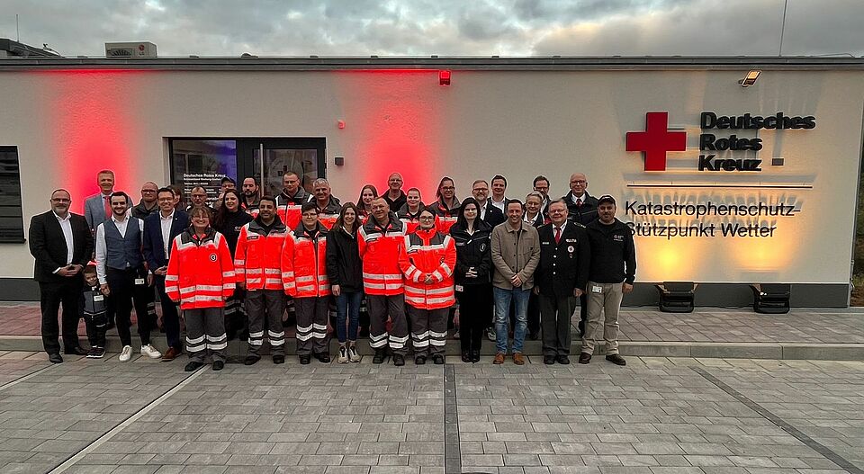 Neuer DRK-Katastrophenschutz-Stützpunkt in Wetter feierlich eröffnet Gruppenfoto zur Einweihung des neuen DRK-Katastrophenschutz-Stützpunkts in Wetter