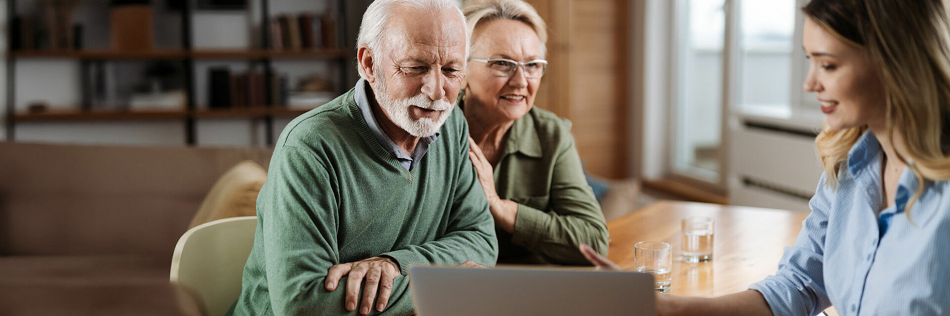 Seniorenberatung im Landkreis Gießen & Marburg Älteres Paar bei persönlicher Beratungsgespräch mit Fachberaterin