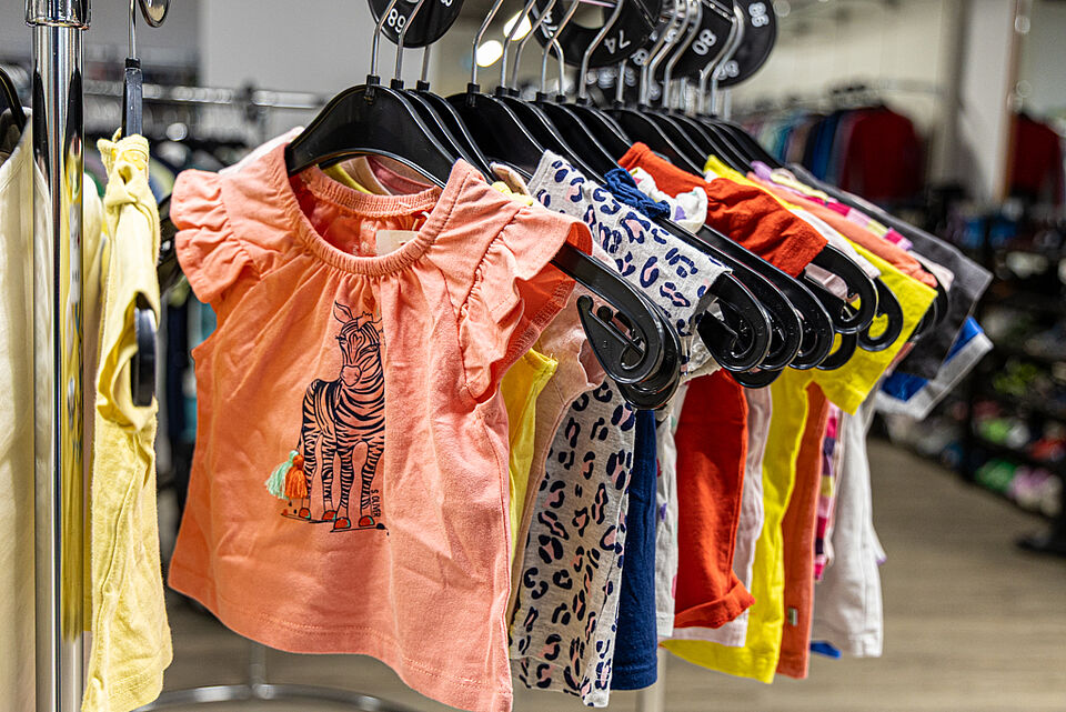 DRK Kleiderladen Stadtallendorf – Mädchenmode Second-Hand Rosa Kindershirt mit Zebra im DRK Kleiderladen Stadtallendorf