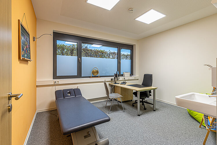 Ergotherapieraum mit Behandlungsliege in Stadtallendorf Heller Behandlungsraum mit Liege und Arbeitsplatz in der DRK Ergotherapie Stadtallendorf
