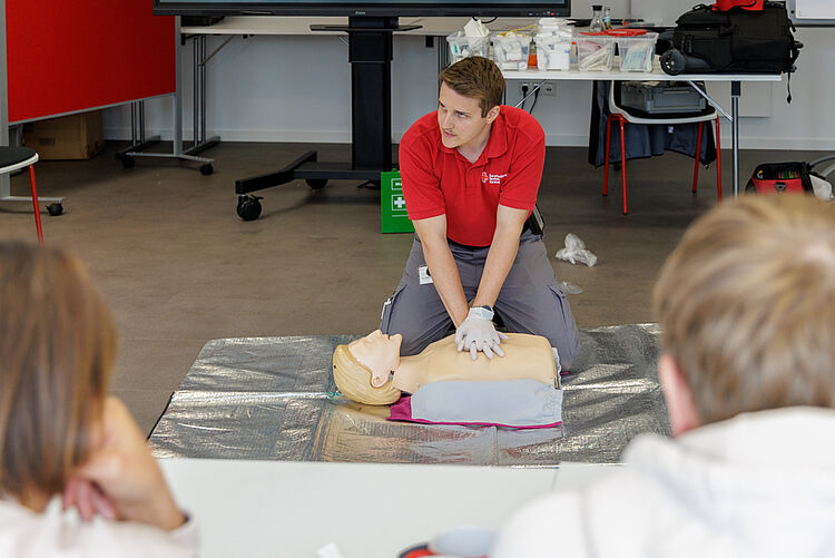DRK Erste-Hilfe-Kurs: Herz-Lungen-Wiederbelebung trainieren DRK-Ausbilder demonstriert die Herz-Lungen-Wiederbelebung an einer Übungspuppe